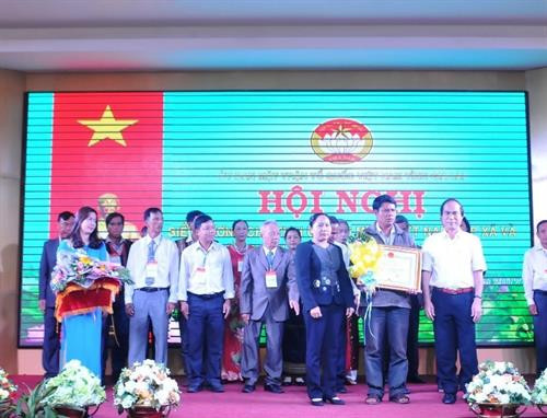 Lãnh đạo tỉnh Gia Lai tặng Bằng khen cho các cá nhân tiêu biểu. Ảnh: Nguyễn Hoài Nam - TTXVN Lãnh đạo tỉnh Gia Lai tặng Bằng khen cho các cá nhân tiêu biểu. Ảnh: Nguyễn Hoài Nam - TTXVN