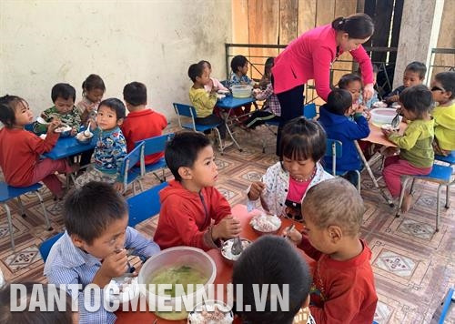 Về ở tập trung, ổn định đời sống, con em người La Hủ được tới trường học chữ- Ảnh: Việt Hoàng Về ở tập trung, ổn định đời sống, con em người La Hủ được tới trường học chữ- Ảnh: Việt Hoàng