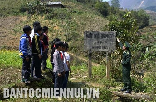 Cán bộ Biên phòng tuyên truyền nâng cao ý thức bảo vệ đường biên, mốc giới cho học sinh, người dân khu vực biên giới. Ảnh: Việt Hoàng Cán bộ Biên phòng tuyên truyền nâng cao ý thức bảo vệ đường biên, mốc giới cho học sinh, người dân khu vực biên giới. Ảnh: Việt Hoàng