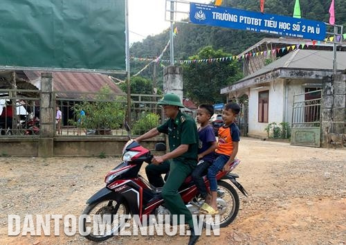 Chiến sĩ Biên phòng ngày 2 lần đưa và đón 2 em Hừ và Đư tới trường, đón về tổ công tác. Ảnh: Việt Hoàng Chiến sĩ Biên phòng ngày 2 lần đưa và đón 2 em Hừ và Đư tới trường, đón về tổ công tác. Ảnh: Việt Hoàng