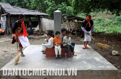 Bà con dân bản Hùng Pèng gìn giữ, bảo vệ cột mốc 67(2) trong sân nhà mình.Ảnh: Việt Hoàng