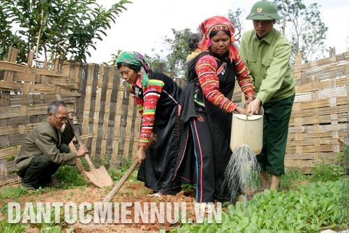 Để bà con dân tộc hiểu và làm theo, Bộ đội Biên phòng phải tận tình “cầm tay chỉ việc”. Ảnh: Việt Hoàng