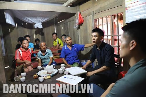 Anh Nông Văn Hoàn trao đổi kinh nghiệm làm nghề với bà con trong xã. Ảnh: An Thành Đạt