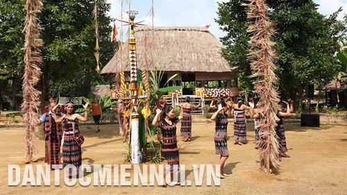 Sau buổi lễ, người Cơ-tu cùng nhau múa, hát quanh cây nêu. Ảnh: Hoàng Hải Sau buổi lễ, người Cơ-tu cùng nhau múa, hát quanh cây nêu. Ảnh: Hoàng Hải