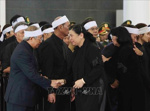 Nhà tang lễ quốc gia, số 5 Trần Thánh Tông (Hà Nội), nơi tổ chức Quốc tang Chủ tịch nước Trần Đại Quang. Ảnh: TTXVN Đồng chí Trương Hoà Bình, Ủy viên Bộ Chính trị, Phó Thủ tướng thường trực Chính phủ đọc Tiểu sử Chủ tịch nước Trần Đại Quang và danh sách Ban Lễ tang. Ảnh: TTXVN Ông Trần Quân, con trai trưởng của Chủ tịch nước Trần Đại Quang thắp nén hương viếng Cha. Ảnh: TTXVN Đoàn gia đình, họ hàng nội ngoại viếng Chủ tịch nước Trần Đại Quang. Ảnh: Nhan Sáng – TTXVN Đoàn Ban Chấp hành Trung ương Đảng Cộng sản Việt Nam, do đồng chí Nguyễn Phú Trọng, Tổng Bí thư Ban Chấp hành Trung ương Đảng làm Trưởng đoàn, viếng Chủ tịch nước Trần Đại Quang. Ảnh: TTXVN Tổng Bí thư Nguyễn Phú Trọng ghi sổ tang. Ảnh: TTXVN Đoàn Chính phủ nước Cộng hòa XHCN Việt Nam, do đồng chí Nguyễn Xuân Phúc, Ủy viên Bộ Chính trị, Thủ tướng Chính phủ làm Trưởng đoàn, viếng Chủ tịch nước Trần Đại Quang. Ảnh: Nhan Sáng – TTXVN Thủ tướng Nguyễn Xuân Phúc chia buồn cùng tang quyến Chủ tịch nước Trần Đại Quang. Ảnh: TTXVN Nguyên Ủy viên Bộ Chính trị, nguyên Chủ tịch nước Trần Đức Lương (bên trái) và nguyên Ủy viên Bộ Chính trị, nguyên Thủ tướng Chính phủ Nguyễn Tấn Dũng (bên phải) ghi sổ tang. Ảnh: TTXVN Đoàn Quốc hội nước Cộng hòa XHCN Việt Nam, do đồng chí Nguyễn Thị Kim Ngân, Ủy viên Bộ Chính trị, Chủ tịch Quốc hội làm Trưởng đoàn, viếng Chủ tịch nước Trần Đại Quang. Ảnh: Nhan Sáng – TTXVN Đồng chí Tòng Thị Phóng (bên trái), Ủy viên Bộ Chính trị, Phó Chủ tịch thường trực Quốc hội và đồng chí Đặng Thị Ngọc Thịnh, Ủy viên Trung ương Đảng, Quyền Chủ tịch nước chia buồn cùng tang quyến Chủ tịch nước Trần Đại Quang. Ảnh: TTXVN Đoàn Văn phòng Chủ tịch nước Cộng hòa XHCN Việt Nam, do đồng chí Đặng Thị Ngọc Thịnh, Ủy viên Trung ương Đảng, Quyền Chủ tịch nước làm Trưởng đoàn, viếng Chủ tịch nước Trần Đại Quang. Ảnh: Nhan Sáng – TTXVN Đoàn Ủy ban Trung ương Mặt trận Tổ quốc Việt Nam, do đồng chí Hầu A Lềnh, Ủy viên Trung ương Đảng, Phó Chủ tịch, Tổng Thư ký UBTƯ MTTQ Việt Nam làm Trưởng đoàn, viếng Chủ tịch nước Trần Đại Quang. Ảnh: TTXVN Đoàn Ban Dân vận Trung ương, do đồng chí Trương Thị Mai, Ủy viên Bộ Chính trị, Bí thư Trung ương Đảng, Trưởng Ban Dân vận Trung ương làm Trưởng đoàn, viếng Chủ tịch nước Trần Đại Quang. Ảnh: TTXVN Đoàn Ban Tổ chức Trung ương, do đồng chí Phạm Minh Chính, Ủy viên Bộ Chính trị, Bí thư Trung ương Đảng, Trưởng Ban Tổ chức Trung ương làm Trưởng đoàn, viếng Chủ tịch nước Trần Đại Quang. Ảnh: Nhan Sáng – TTXVN Đoàn Đảng ủy Công an Trung ương, Bộ Công an, do Thượng tướng Tô Lâm, Ủy viên Bộ Chính trị, Bí thư Đảng ủy Công an Trung ương, Bộ trưởng Bộ Công an làm Trưởng đoàn, viếng Chủ tịch nước Trần Đại Quang. Ảnh: TTXVN Đoàn Quân ủy Trung ương, Bộ Quốc phòng, do đồng chí Ngô Xuân Lịch, Ủy viên Bộ Chính trị, Phó Bí thư Quân ủy Trung ương, Bộ trưởng Bộ Quốc phòng làm Trưởng đoàn, viếng Chủ tịch nước Trần Đại Quang. Ảnh: TTXVN Đoàn Thành ủy, HĐND, UBND, Ủy ban MTTQ Việt Nam TP Hà Nội, do đồng chí Hoàng Trung Hải, Ủy viên Bộ Chính trị, Bí thư Thành uỷ Hà Nội làm Trưởng đoàn, viếng Chủ tịch nước Trần Đại Quang. Ảnh: Nhan Sáng – TTXVN Đoàn Tỉnh ủy, HĐND, UBND, Ủy ban Mặt trận Tổ quốc Việt Nam tỉnh Ninh Bình, do đồng chí Nguyễn Thị Thanh, Ủy viên Trung ương Đảng, Bí thư Tỉnh ủy Ninh Bình làm Trưởng đoàn, viếng Chủ tịch nước Trần Đại Quang. Ảnh: Nhan Sáng – TTXVN Nhà tang lễ quốc gia, số 5 Trần Thánh Tông (Hà Nội), nơi tổ chức Quốc tang Chủ tịch nước Trần Đại Quang. Ảnh: TTXVN Đồng chí Trương Hoà Bình, Ủy viên Bộ Chính trị, Phó Thủ tướng thường trực Chính phủ đọc Tiểu sử Chủ tịch nước Trần Đại Quang và danh sách Ban Lễ tang. Ảnh: TTXVN Ông Trần Quân, con trai trưởng của Chủ tịch nước Trần Đại Quang thắp nén hương viếng Cha. Ảnh: TTXVN Đoàn gia đình, họ hàng nội ngoại viếng Chủ tịch nước Trần Đại Quang. Ảnh: Nhan Sáng – TTXVN Đoàn Ban Chấp hành Trung ương Đảng Cộng sản Việt Nam, do đồng chí Nguyễn Phú Trọng, Tổng Bí thư Ban Chấp hành Trung ương Đảng làm Trưởng đoàn, viếng Chủ tịch nước Trần Đại Quang. Ảnh: TTXVN Tổng Bí thư Nguyễn Phú Trọng ghi sổ tang. Ảnh: TTXVN Đoàn Chính phủ nước Cộng hòa XHCN Việt Nam, do đồng chí Nguyễn Xuân Phúc, Ủy viên Bộ Chính trị, Thủ tướng Chính phủ làm Trưởng đoàn, viếng Chủ tịch nước Trần Đại Quang. Ảnh: Nhan Sáng – TTXVN Thủ tướng Nguyễn Xuân Phúc chia buồn cùng tang quyến Chủ tịch nước Trần Đại Quang. Ảnh: TTXVN Nguyên Ủy viên Bộ Chính trị, nguyên Chủ tịch nước Trần Đức Lương (bên trái) và nguyên Ủy viên Bộ Chính trị, nguyên Thủ tướng Chính phủ Nguyễn Tấn Dũng (bên phải) ghi sổ tang. Ảnh: TTXVN Đoàn Quốc hội nước Cộng hòa XHCN Việt Nam, do đồng chí Nguyễn Thị Kim Ngân, Ủy viên Bộ Chính trị, Chủ tịch Quốc hội làm Trưởng đoàn, viếng Chủ tịch nước Trần Đại Quang. Ảnh: Nhan Sáng – TTXVN Đồng chí Tòng Thị Phóng (bên trái), Ủy viên Bộ Chính trị, Phó Chủ tịch thường trực Quốc hội và đồng chí Đặng Thị Ngọc Thịnh, Ủy viên Trung ương Đảng, Quyền Chủ tịch nước chia buồn cùng tang quyến Chủ tịch nước Trần Đại Quang. Ảnh: TTXVN Đoàn Văn phòng Chủ tịch nước Cộng hòa XHCN Việt Nam, do đồng chí Đặng Thị Ngọc Thịnh, Ủy viên Trung ương Đảng, Quyền Chủ tịch nước làm Trưởng đoàn, viếng Chủ tịch nước Trần Đại Quang. Ảnh: Nhan Sáng – TTXVN Đoàn Ủy ban Trung ương Mặt trận Tổ quốc Việt Nam, do đồng chí Hầu A Lềnh, Ủy viên Trung ương Đảng, Phó Chủ tịch, Tổng Thư ký UBTƯ MTTQ Việt Nam làm Trưởng đoàn, viếng Chủ tịch nước Trần Đại Quang. Ảnh: TTXVN Đoàn Ban Dân vận Trung ương, do đồng chí Trương Thị Mai, Ủy viên Bộ Chính trị, Bí thư Trung ương Đảng, Trưởng Ban Dân vận Trung ương làm Trưởng đoàn, viếng Chủ tịch nước Trần Đại Quang. Ảnh: TTXVN Đoàn Ban Tổ chức Trung ương, do đồng chí Phạm Minh Chính, Ủy viên Bộ Chính trị, Bí thư Trung ương Đảng, Trưởng Ban Tổ chức Trung ương làm Trưởng đoàn, viếng Chủ tịch nước Trần Đại Quang. Ảnh: Nhan Sáng – TTXVN Đoàn Đảng ủy Công an Trung ương, Bộ Công an, do Thượng tướng Tô Lâm, Ủy viên Bộ Chính trị, Bí thư Đảng ủy Công an Trung ương, Bộ trưởng Bộ Công an làm Trưởng đoàn, viếng Chủ tịch nước Trần Đại Quang. Ảnh: TTXVN Đoàn Quân ủy Trung ương, Bộ Quốc phòng, do đồng chí Ngô Xuân Lịch, Ủy viên Bộ Chính trị, Phó Bí thư Quân ủy Trung ương, Bộ trưởng Bộ Quốc phòng làm Trưởng đoàn, viếng Chủ tịch nước Trần Đại Quang. Ảnh: TTXVN Đoàn Thành ủy, HĐND, UBND, Ủy ban MTTQ Việt Nam TP Hà Nội, do đồng chí Hoàng Trung Hải, Ủy viên Bộ Chính trị, Bí thư Thành uỷ Hà Nội làm Trưởng đoàn, viếng Chủ tịch nước Trần Đại Quang. Ảnh: Nhan Sáng – TTXVN Đoàn Tỉnh ủy, HĐND, UBND, Ủy ban Mặt trận Tổ quốc Việt Nam tỉnh Ninh Bình, do đồng chí Nguyễn Thị Thanh, Ủy viên Trung ương Đảng, Bí thư Tỉnh ủy Ninh Bình làm Trưởng đoàn, viếng Chủ tịch nước Trần Đại Quang. Ảnh: Nhan Sáng – TTXVN