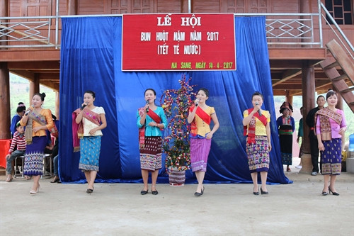 Biếu diễn các tiết mục văn nghệ mừng ngày Tết