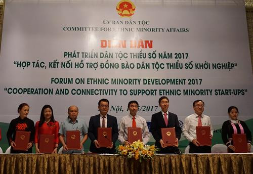 Các đối tác dự Diễn đàn ký thỏa thuận hợp tác hỗ trợ đồng bào dân tộc thiểu số