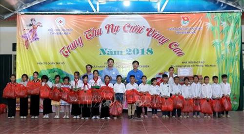Lễ tặng quà cho trẻ em cấp Tiểu học. Ảnh: Phan Tuấn Anh – TTXVN Lễ tặng quà cho trẻ em cấp Tiểu học. Ảnh: Phan Tuấn Anh – TTXVN