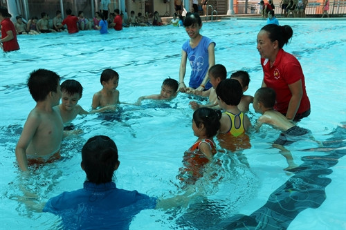Các em nhỏ khuyết tật rất hào hứng khi học bơi.