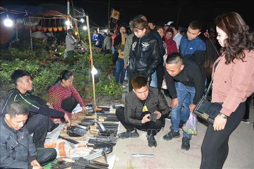 Các gian hàng bày bán nông sản luôn được du khách quan tâm và chọn mua. Ảnh Công Luật – TTXVN Các gian hàng bày bán nông sản luôn được du khách quan tâm và chọn mua. Ảnh Công Luật – TTXVN