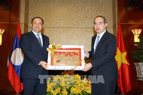 Phó Thủ tướng Lào Sonesay Siphandone tặng quà lưu niệm cho Bí thư Thành ủy thành phố Hồ Chí Minh Nguyễn Thiện Nhân. Ảnh: Thanh Vũ-TTXVN