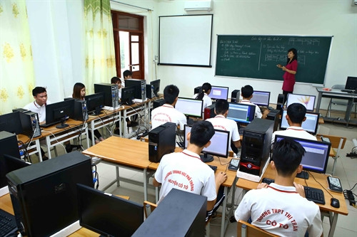 Tiết học thực hành môn Tin học của học sinh lớp 11, trường Trung học phổ thông huyện đảo Cô Tô, tỉnh Quảng Ninh. Ảnh: Minh Quyết – TTXVN