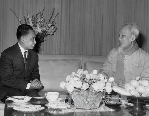 Chủ tịch Hồ Chí Minh tiếp Hoàng thân Norodom Phurisara, Bộ trưởng Ngoại giao Vương quốc Campuchia sang thăm Việt Nam (10/1/1968). Ảnh: Tư liệu TTXVN Chủ tịch Hồ Chí Minh tiếp Hoàng thân Norodom Phurisara, Bộ trưởng Ngoại giao Vương quốc Campuchia sang thăm Việt Nam (10/1/1968). Ảnh: Tư liệu TTXVN