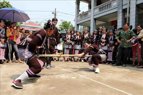 Người dân tộc Lự ở xã Bản Hon, huyện Tam Đường (Lai Châu) trong trang phục truyền thống tham gia trò chơi đẩy gậy trong khuôn khổ Lễ hội. Ảnh: TTXVN Người dân tộc Lự ở xã Bản Hon, huyện Tam Đường (Lai Châu) trong trang phục truyền thống tham gia trò chơi đẩy gậy trong khuôn khổ Lễ hội. Ảnh: TTXVN