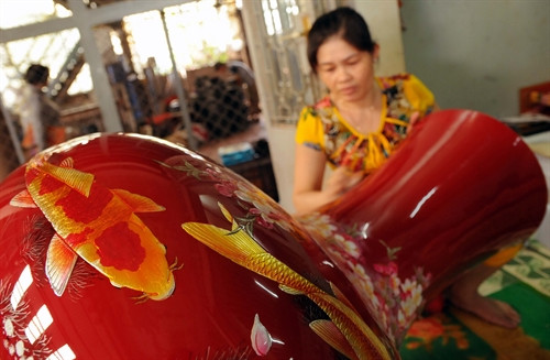 Các hoạt tiết tinh xảo được nghệ nhân khắc họa một cách sinh động trên các sản phẩm sơn mài.