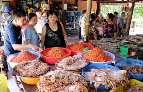 Du khách tham quan hệ sinh thái rừng ngập mặn tại Khu Công viên văn hóa – Du lịch Mũi Cà Mau. Ảnh: An Hiếu - TTXVN