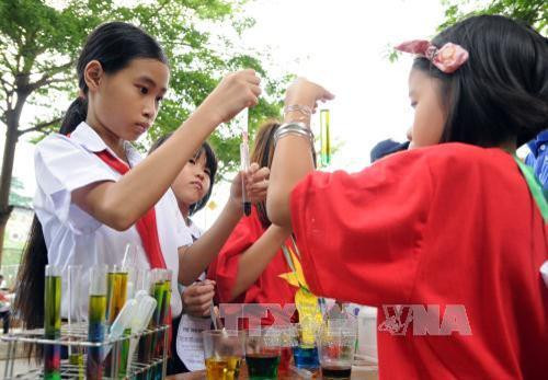 Thiếu nhi tham gia sân chơi khoa học vui tại công viên Khánh Hội,quận 4. Ảnh: An Hiếu – TTXVN