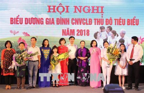 Phó Chủ tịch Tổng Liên đoàn Lao động Việt Nam Nguyễn Thị Thu Hồng tặng hoa các gia đình tiêu biểu. Ảnh: Minh Nghĩa - TTXVN