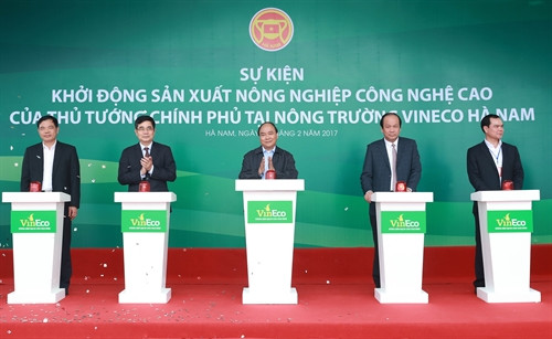 Thủ tướng Nguyễn Xuân Phúc và các đại biểu thực hiện nghi thức khởi động. Ảnh: Thống Nhất-TTXVN