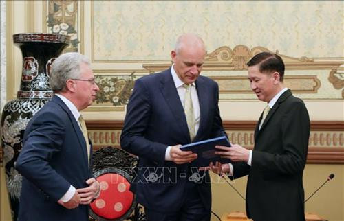 Ông Trần Vĩnh Tuyến giới thiệu và tặng sách về quá trình hội nhập của Thành phố Hồ Chí Minh cho lãnh đạo Công ty Aebi Schmidt Holding. Ảnh: Tiến Lực - TTXVN Ông Trần Vĩnh Tuyến giới thiệu và tặng sách về quá trình hội nhập của Thành phố Hồ Chí Minh cho lãnh đạo Công ty Aebi Schmidt Holding. Ảnh: Tiến Lực - TTXVN