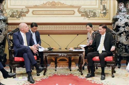Phó Chủ tịch UBND Thành phố Hồ Chí Minh Trần Vĩnh Tuyến trao đổi với ông B. Fruithof, Giám đốc Điều hành Công ty Aebi Schmidt Holding. Ảnh: Tiến Lực – TTXVN Phó Chủ tịch UBND Thành phố Hồ Chí Minh Trần Vĩnh Tuyến trao đổi với ông B. Fruithof, Giám đốc Điều hành Công ty Aebi Schmidt Holding. Ảnh: Tiến Lực – TTXVN