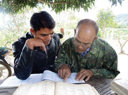 Anh Ya Si Môn, đang tự học chữ Churu, thỉnh thoảng lại nhờ già làng chỉ bảo. Ảnh: baolamdong.vn Anh Ya Si Môn, đang tự học chữ Churu, thỉnh thoảng lại nhờ già làng chỉ bảo. Ảnh: baolamdong.vn