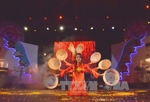 Tiết mục múa của đoàn lưu học sinh Việt Nam tham gia tại lễ hội. Ảnh: Danh Chanh Đa - TTXVN.