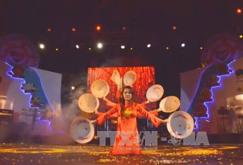 Tiết mục múa của đoàn lưu học sinh Việt Nam tham gia tại lễ hội. Ảnh: Danh Chanh Đa - TTXVN.