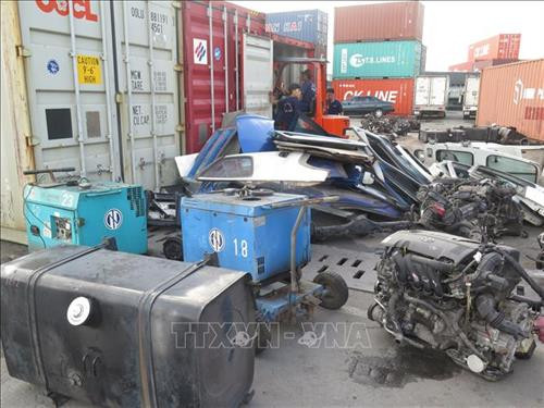 Hàng phế liệu nhập về cảng Cát Lái. Ảnh tư liệu: Hoàng Hải - TTXVN Hàng phế liệu nhập về cảng Cát Lái. Ảnh tư liệu: Hoàng Hải - TTXVN