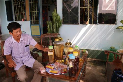 Ông Lâm Quang Long, ấp Bình Tiến, xã Bình Châu, huyện Xuyên Mộc, giới thiệu sản phẩm nhung nai đã chế biến. Ảnh: Hoàng Nhị - TTXVN Ông Lâm Quang Long, ấp Bình Tiến, xã Bình Châu, huyện Xuyên Mộc, giới thiệu sản phẩm nhung nai đã chế biến. Ảnh: Hoàng Nhị - TTXVN