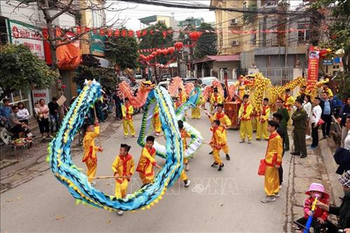 Đoàn rước đi qua trước chùa làng Triều Khúc. Ảnh: Hoàng Hùng - TTXVN Đoàn rước sang đình Sắc làm lễ. Ảnh: Hoàng Hùng - TTXVN Rước long bào nhà vua về hậu cung đình Đại. Ảnh: Hoàng Hùng - TTXVN Đoàn rước làm lễ trước chùa làng Triều Khúc. Ảnh: Hoàng Hùng - TTXVN Biểu diễn múa rồng tại hội làng. Ảnh: Hoàng Hùng - TTXVN Đoàn rước sang đình Sắc làm lễ. Ảnh: Hoàng Hùng - TTXVN Điệu múa cổ "Con đĩ đánh bồng" do các chàng trai trong làng Triều Khúc giả gái thực hiện thu hút đông đảo người xem. Ảnh: Hoàng Hùng - TTXVN Tương truyền khi xưa, Phùng Hưng sau khi đánh thắng giặc Đường thì nghỉ chân tại thành Tống Bình (làng Triều Khúc ngày nay). Ngài lệnh cho một số lính nam cải trang thành nữ múa để khích lệ tinh thần quân sĩ sau này điệu múa trở thành điệu múa có một không hai của hội làng Triều Khúc. Ảnh: Hoàng Hùng - TTXVN Đoàn rước đi qua trước chùa làng Triều Khúc. Ảnh: Hoàng Hùng - TTXVN Đoàn rước sang đình Sắc làm lễ. Ảnh: Hoàng Hùng - TTXVN Rước long bào nhà vua về hậu cung đình Đại. Ảnh: Hoàng Hùng - TTXVN Đoàn rước làm lễ trước chùa làng Triều Khúc. Ảnh: Hoàng Hùng - TTXVN Biểu diễn múa rồng tại hội làng. Ảnh: Hoàng Hùng - TTXVN Đoàn rước sang đình Sắc làm lễ. Ảnh: Hoàng Hùng - TTXVN Điệu múa cổ "Con đĩ đánh bồng" do các chàng trai trong làng Triều Khúc giả gái thực hiện thu hút đông đảo người xem. Ảnh: Hoàng Hùng - TTXVN Tương truyền khi xưa, Phùng Hưng sau khi đánh thắng giặc Đường thì nghỉ chân tại thành Tống Bình (làng Triều Khúc ngày nay). Ngài lệnh cho một số lính nam cải trang thành nữ múa để khích lệ tinh thần quân sĩ sau này điệu múa trở thành điệu múa có một không hai của hội làng Triều Khúc. Ảnh: Hoàng Hùng - TTXVN