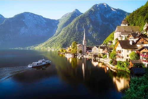 Tàu thủy là phương tiện duy nhất để đến được làng Hallstatt .