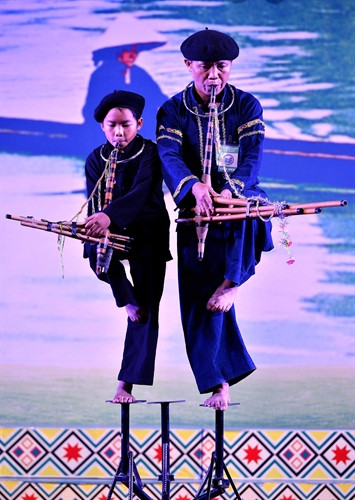 Trình diễn kèn Mông của hai bố con nghệ nhân đoàn Bắc Kạn