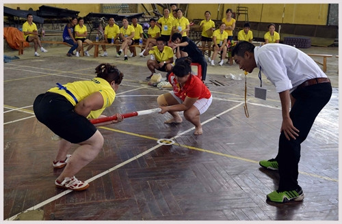 Các VĐV thi đẩy gậy- một trong 5 môn thi thể thao truyền thống dân tộc