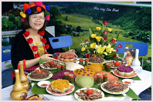 Gian trưng bầy giới thiệu ẩm thực của đoàn Tuyên Quang