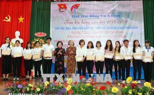 Trao học bổng Vừ A Dính cho các sinh viên dân tộc thiểu số có thành tích tốt trong học tập. Ảnh: Phương Vy - TTXVN