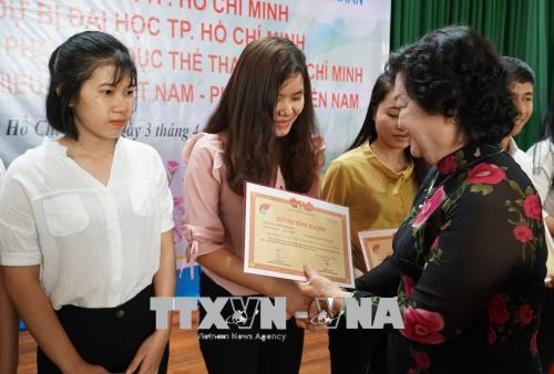 Bà Trương Mỹ Hoa, Chủ tịch Quỹ học bổng Vừ A Dính trao học bổng cho sinh viên dân tộc thiểu số đang học đại học tại Thành phố Hồ Chí Minh. Ảnh: Phương Vy – TTXVN