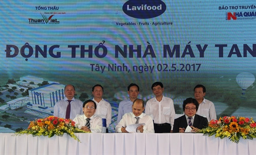 Lãnh đạo Nhà máy Tanifood ký kết với khách hàng chiến lược trong, ngoài nước tiêu thụ sản phẩm của nhà máy. Ảnh: Lê Đức Hoảnh - TTXVN Lãnh đạo Nhà máy Tanifood ký kết với khách hàng chiến lược trong, ngoài nước tiêu thụ sản phẩm của nhà máy. Ảnh: Lê Đức Hoảnh - TTXVN