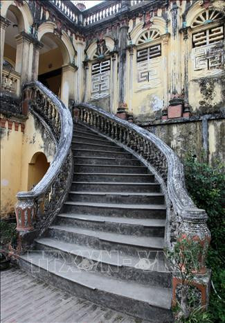 Cầu thang dẫn lên dinh Hoàng A Tưởng. Ảnh: Quốc Khánh - TTXVN