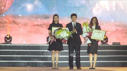 Chủ tịch UBND tỉnh Thanh Hóa Nguyễn Đình Xứng trao Bằng khen của UBND tỉnh Thanh Hóa cho các nhà tài trợ. Ảnh: Khiếu Tư -TTXVN Chủ tịch UBND tỉnh Thanh Hóa Nguyễn Đình Xứng trao Bằng khen của UBND tỉnh Thanh Hóa cho các nhà tài trợ. Ảnh: Khiếu Tư -TTXVN