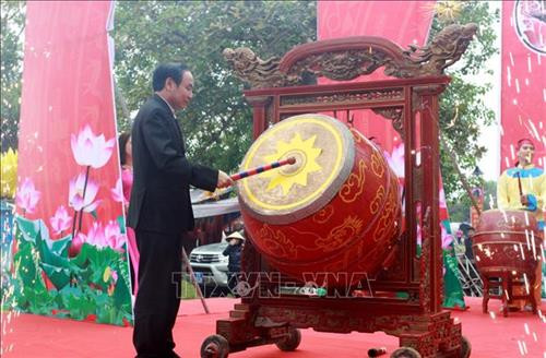 Trưởng ban Nội chính Tỉnh uỷ Thái Bình Vũ Đức Hằng đánh trống khai hội. Ảnh: Thế Duyệt – TTXVN Trưởng ban Nội chính Tỉnh uỷ Thái Bình Vũ Đức Hằng đánh trống khai hội. Ảnh: Thế Duyệt – TTXVN