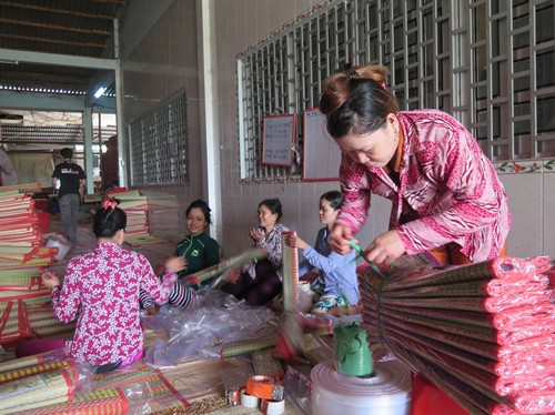 Nghề làm chiếu thu hút nhiều chị em trong những lúc nông nhàn..