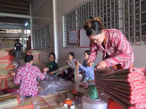 Nghề làm chiếu thu hút nhiều chị em trong những lúc nông nhàn..