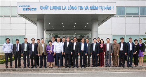 Đồng chí Đinh Thế Huynh và lãnh đạo tỉnh Hải Dương với Ban giám đốc công ty cổ phần Huyndai Kefico, Khu công nghiệp Đại An. Ảnh: Phương Hoa - TTXVN