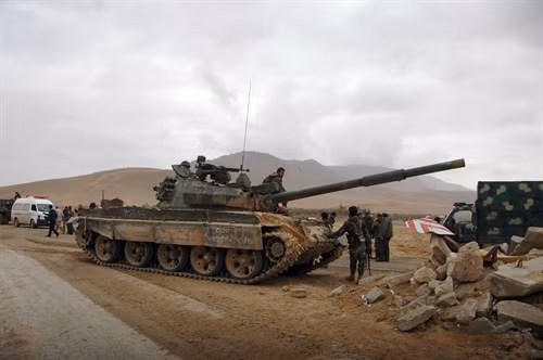 Binh sĩ quân đội Chính phủ Syria sau khi giành lại quyền kiểm soát thành cổ Palmyra từ tay IS ngày 2/3. AFP/TTXVN