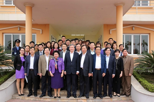 Đồng chí Đinh Thế Huynh, lãnh đạo tỉnh Hải Dương với Ban giám đốc công ty cổ phần Đại An. Ảnh: Phương Hoa – TTXVN