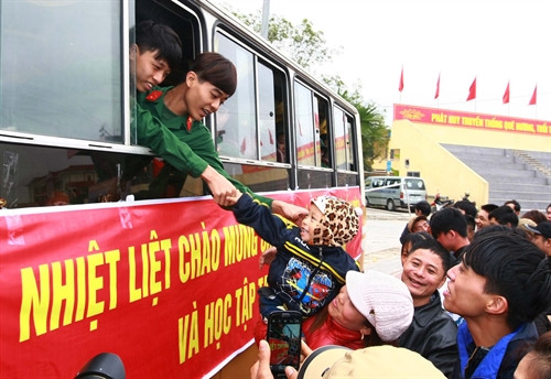 Các tân binh chia tay người thân tại Lễ giao nhận quân. Ảnh: Doãn Tấn - TTXVN