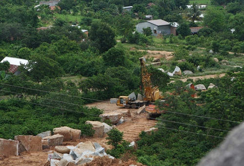 Khu vực khai thác đá Granite trái phép nằm ngay trong khu dân cư làm ảnh hưởng nghiêm trọng đến đời sống của các hộ dân trong khu vực. Khu vực khai thác đá Granite trái phép nằm ngay trong khu dân cư làm ảnh hưởng nghiêm trọng đến đời sống của các hộ dân trong khu vực.