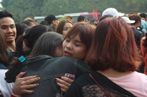 Các cô gái bồi hồi xúc động khi xa người thân, người yêu