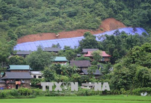 63 hộ dân ở bản Pa Xa Xá (dân tộc Khơ Mú) đang sống dưới cung sạt trượt dài hàng trăm mét trên vách núi phía sau bản. Ảnh: Xuân Tiến-TTXVN 63 hộ dân ở bản Pa Xa Xá (dân tộc Khơ Mú) đang sống dưới cung sạt trượt dài hàng trăm mét trên vách núi phía sau bản. Ảnh: Xuân Tiến-TTXVN